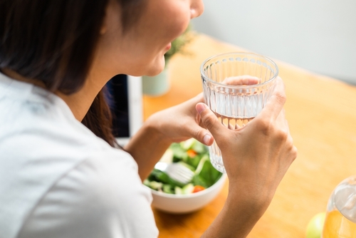 Boire de l’eau : avant ou après les repas – Que conseillent les experts ?