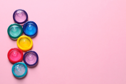 Préservatifs colorés et aromatisés : sécurité et efficacité à considérer