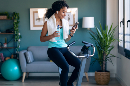 Rouler vers la forme : les avantages des vélos d’appartement