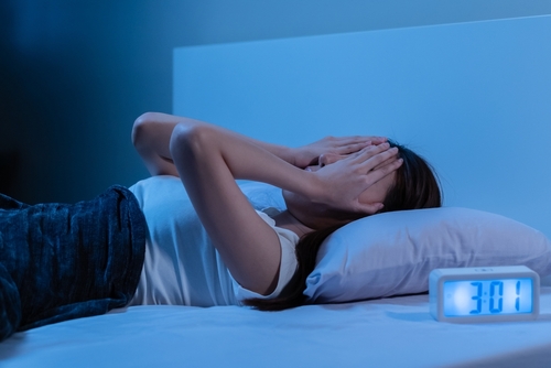 Pourquoi je me réveille la nuit ? Causes et conseils pratiques