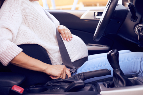 Sécurité routière pour les futures mamans : conseils importants
