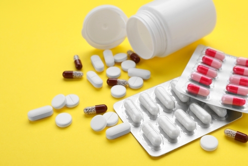 Les classes de médicaments connues pour provoquer l’acné